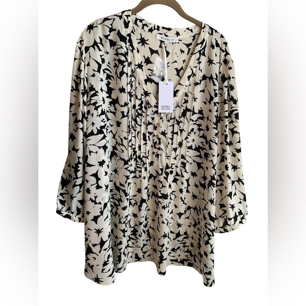 NWT- ROSE AND OLIVE PLUS SIZE 3X WOMEN’S BLACK AND WHITE TOP